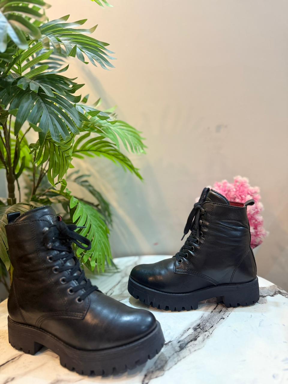 Black leather laceup ankle boot (Buffalo)