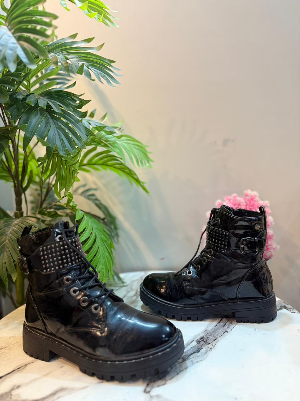 Black leather ankle boot (Xti)