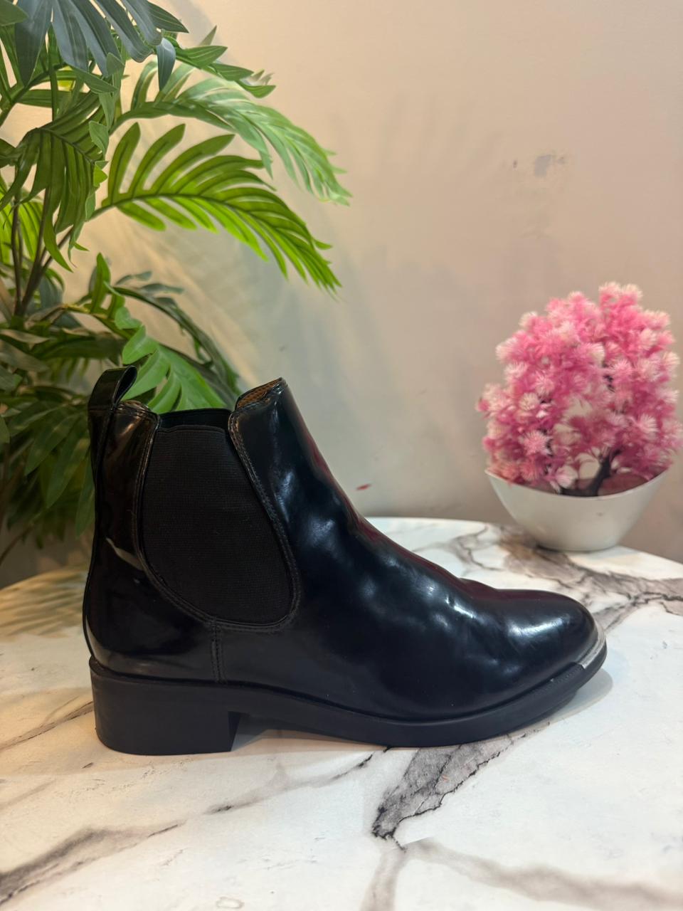 Black patent leather ankle boot (Pull & bear)