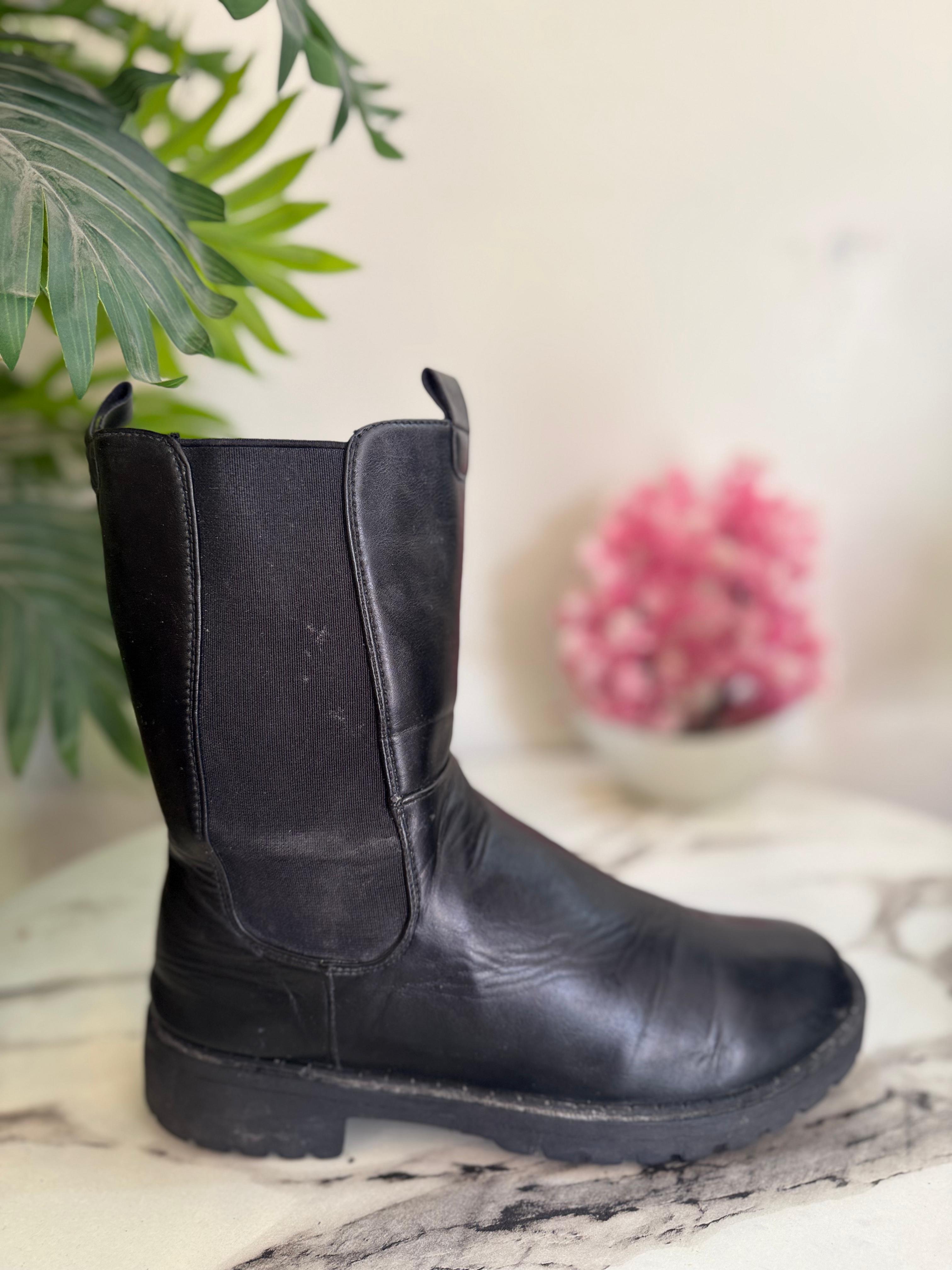 Black leather zipper ankle boot (unknown)