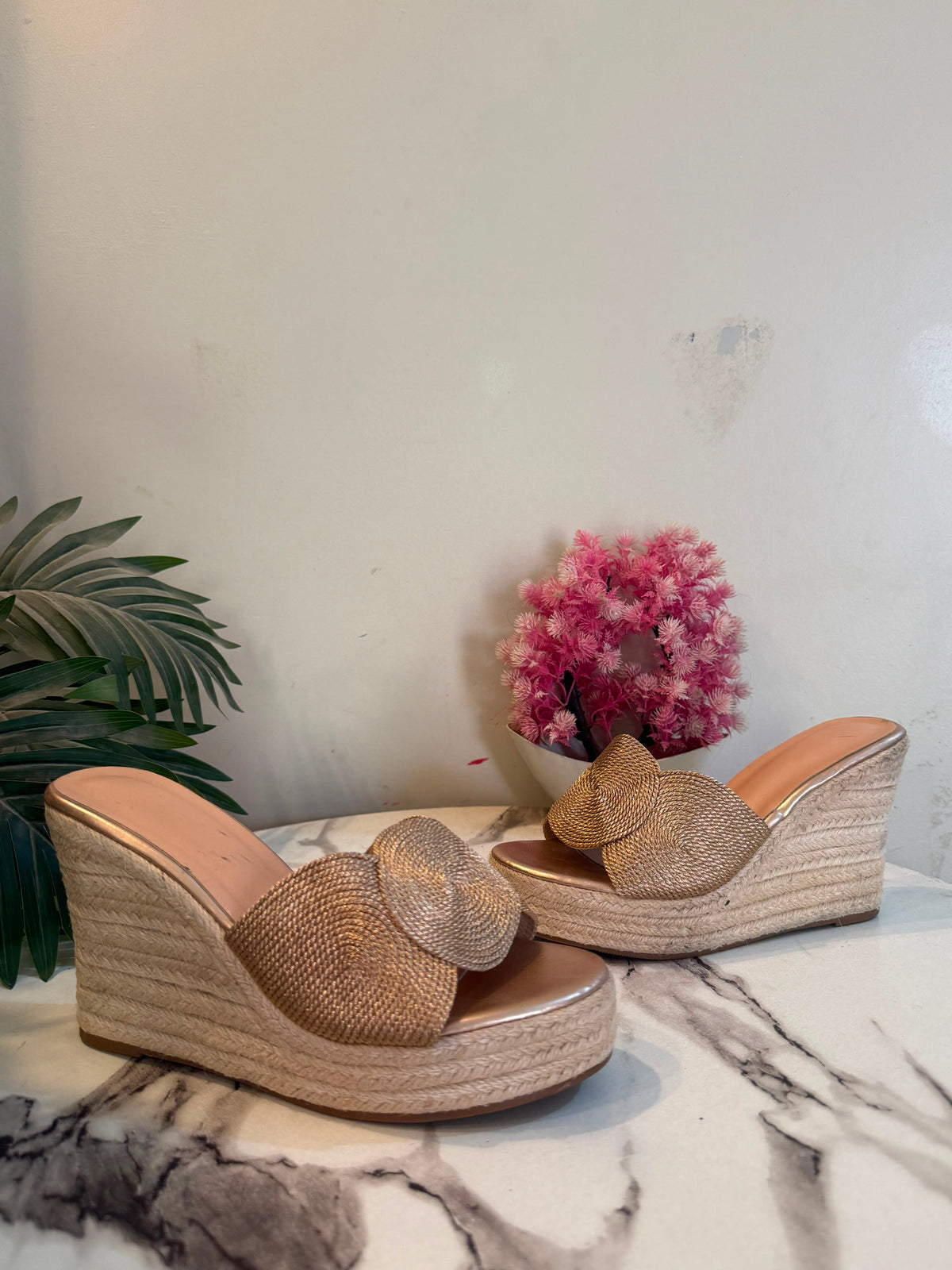 Skin wedge heel