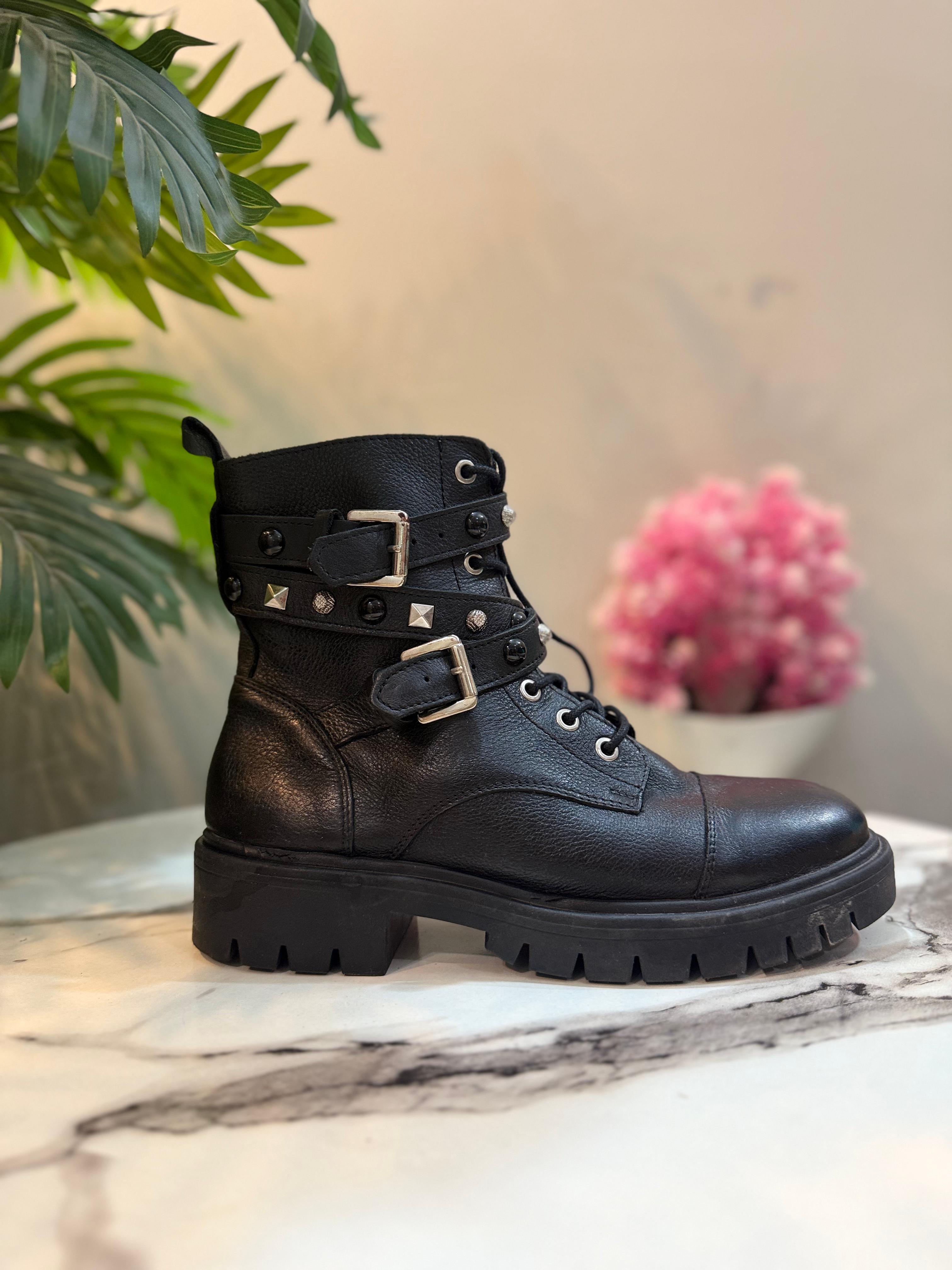 Black leather zipper ankle boot (unknown)