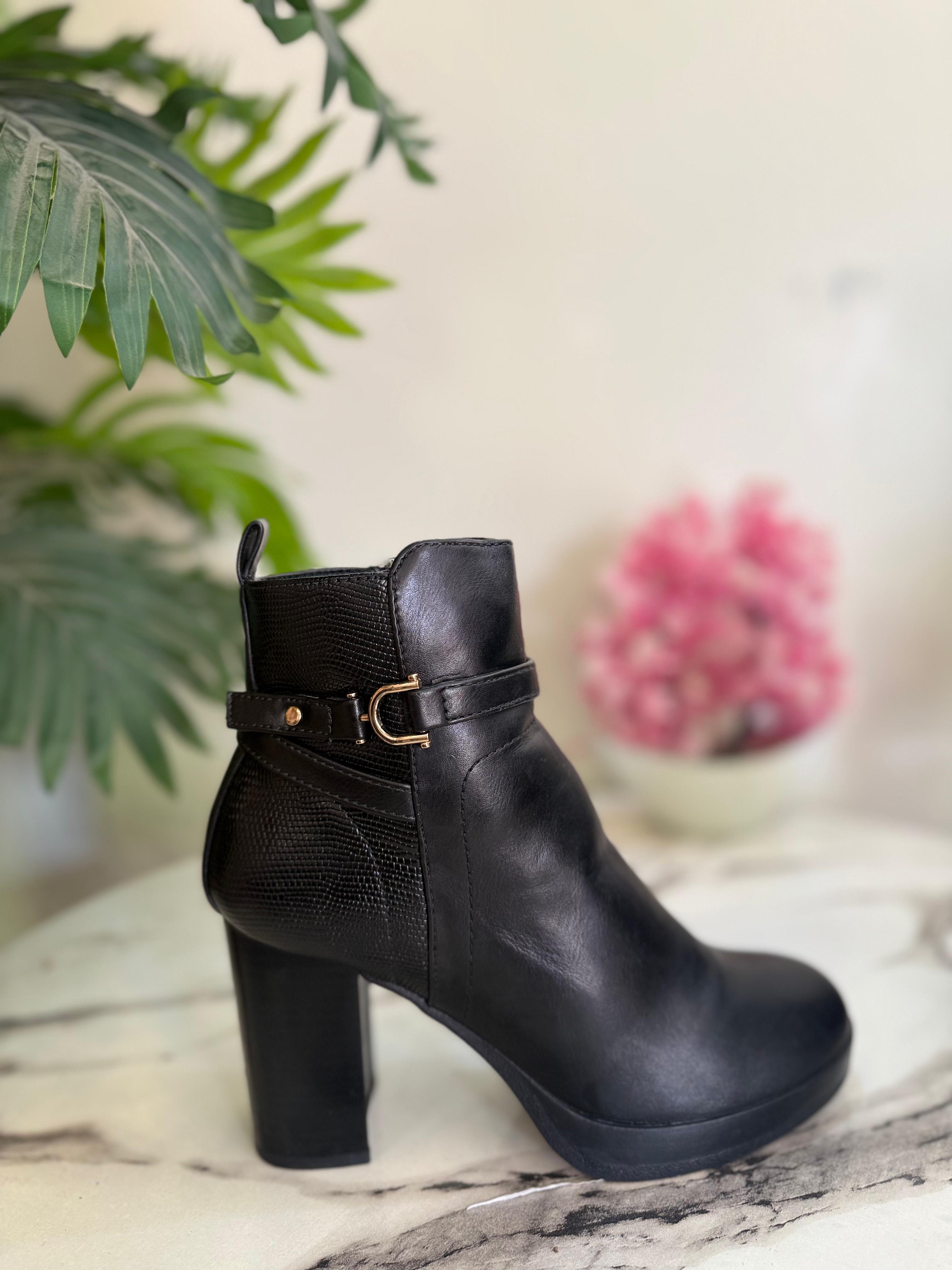 Black leather zipper ankle boot (Anna field)