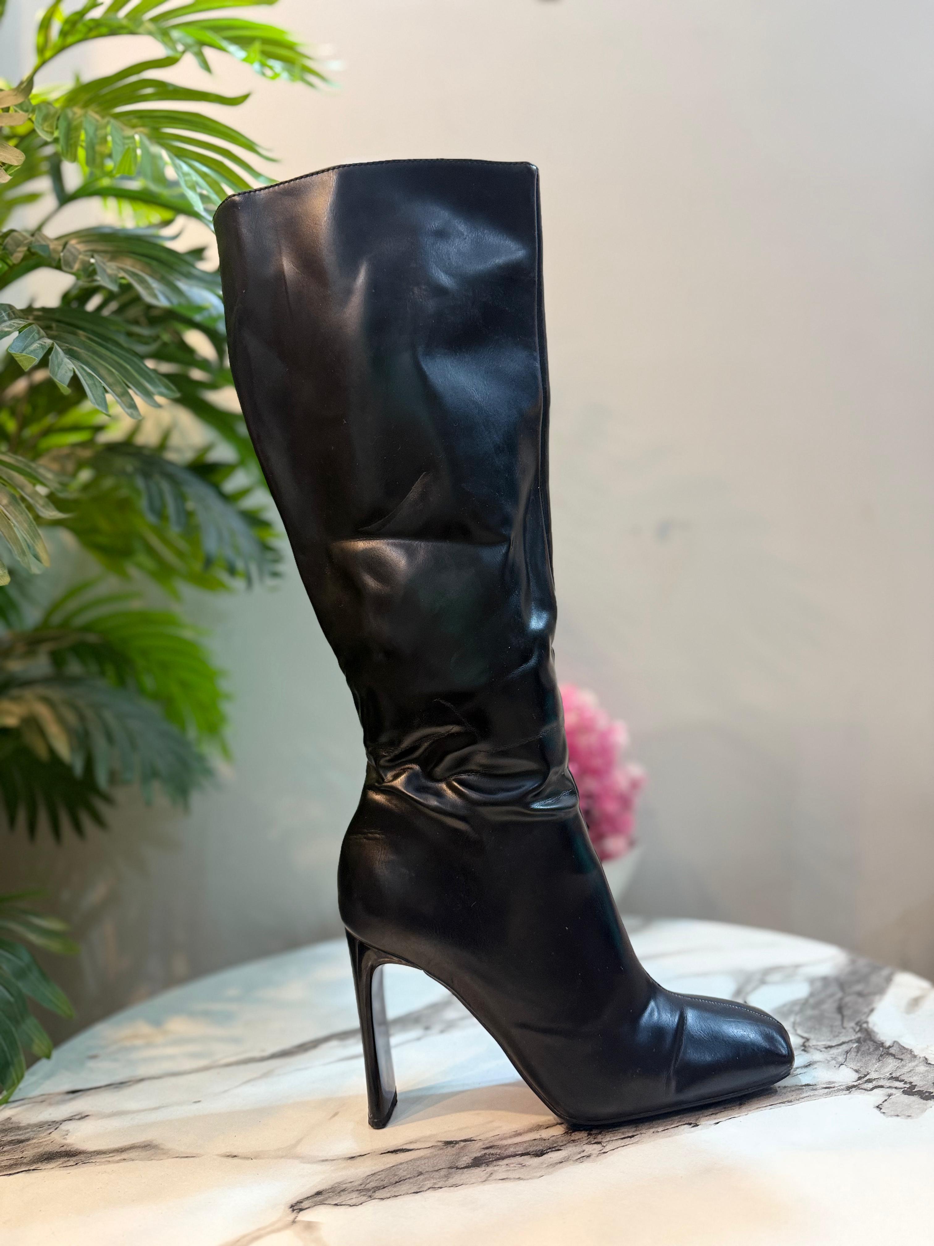 Black leather zipper ankle boot(zara)