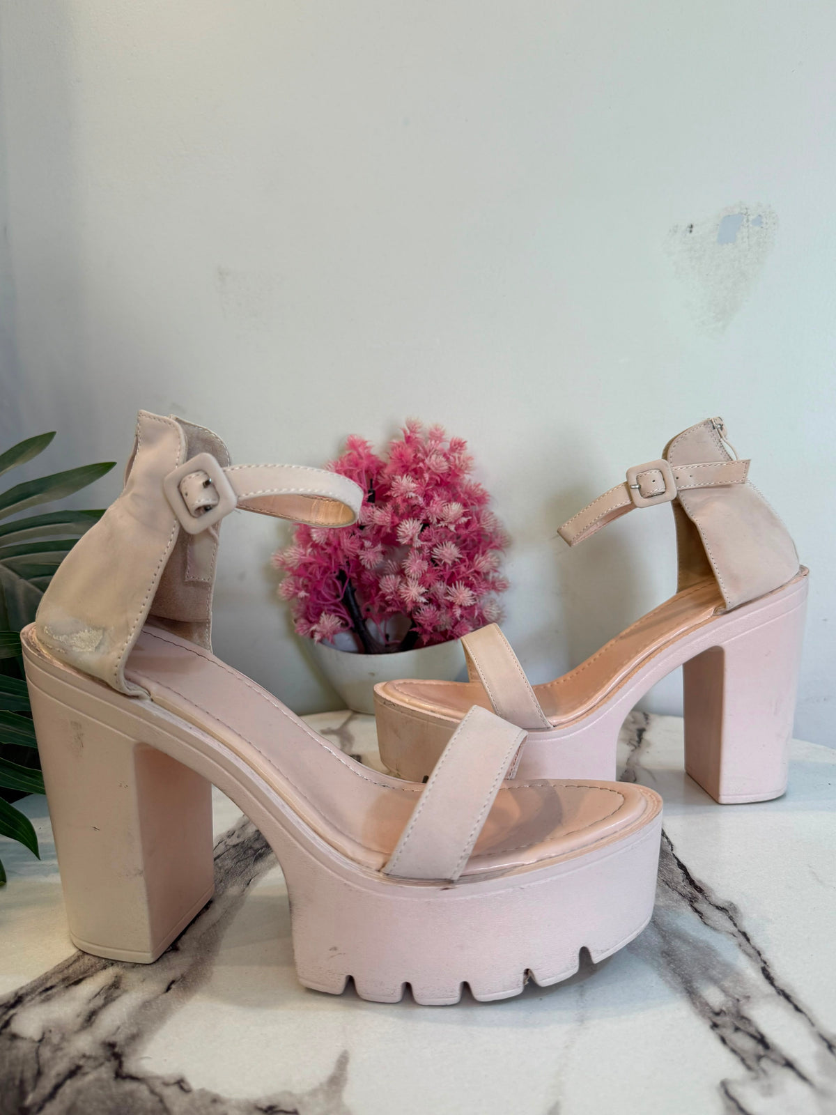 Skin block heel
