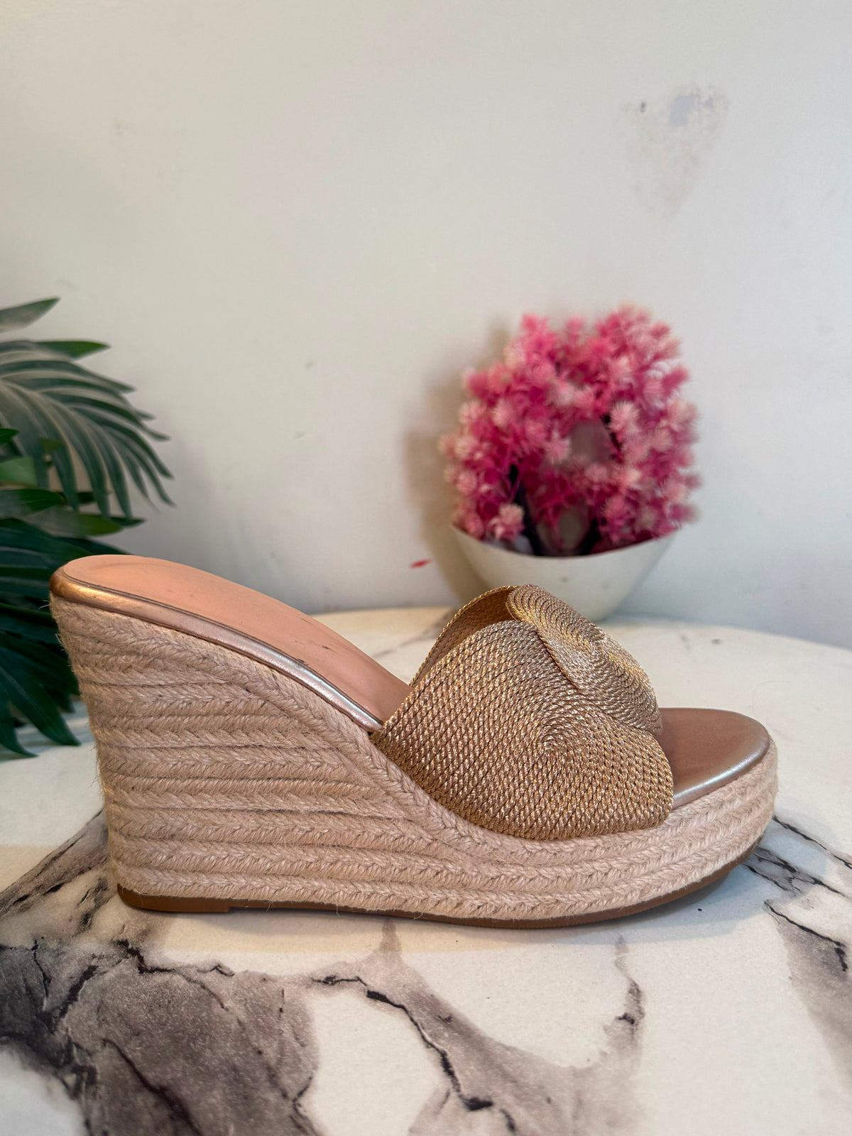 Skin wedge heel