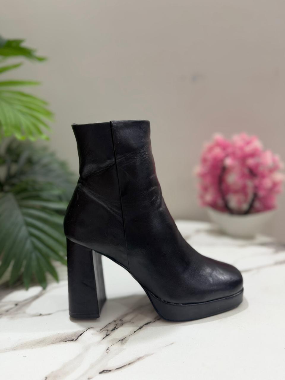 Black leather heeled zipper ankle boot (deezee)
