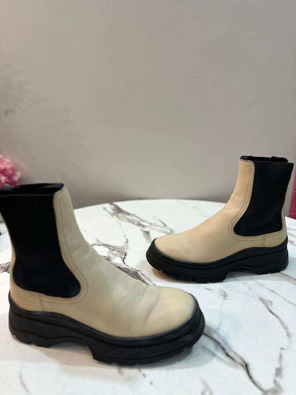 Beige leather ankle boot (arket)