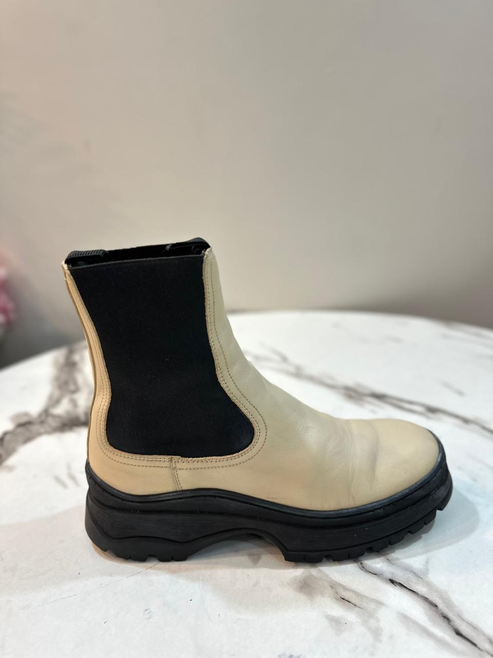 Beige leather ankle boot (arket)