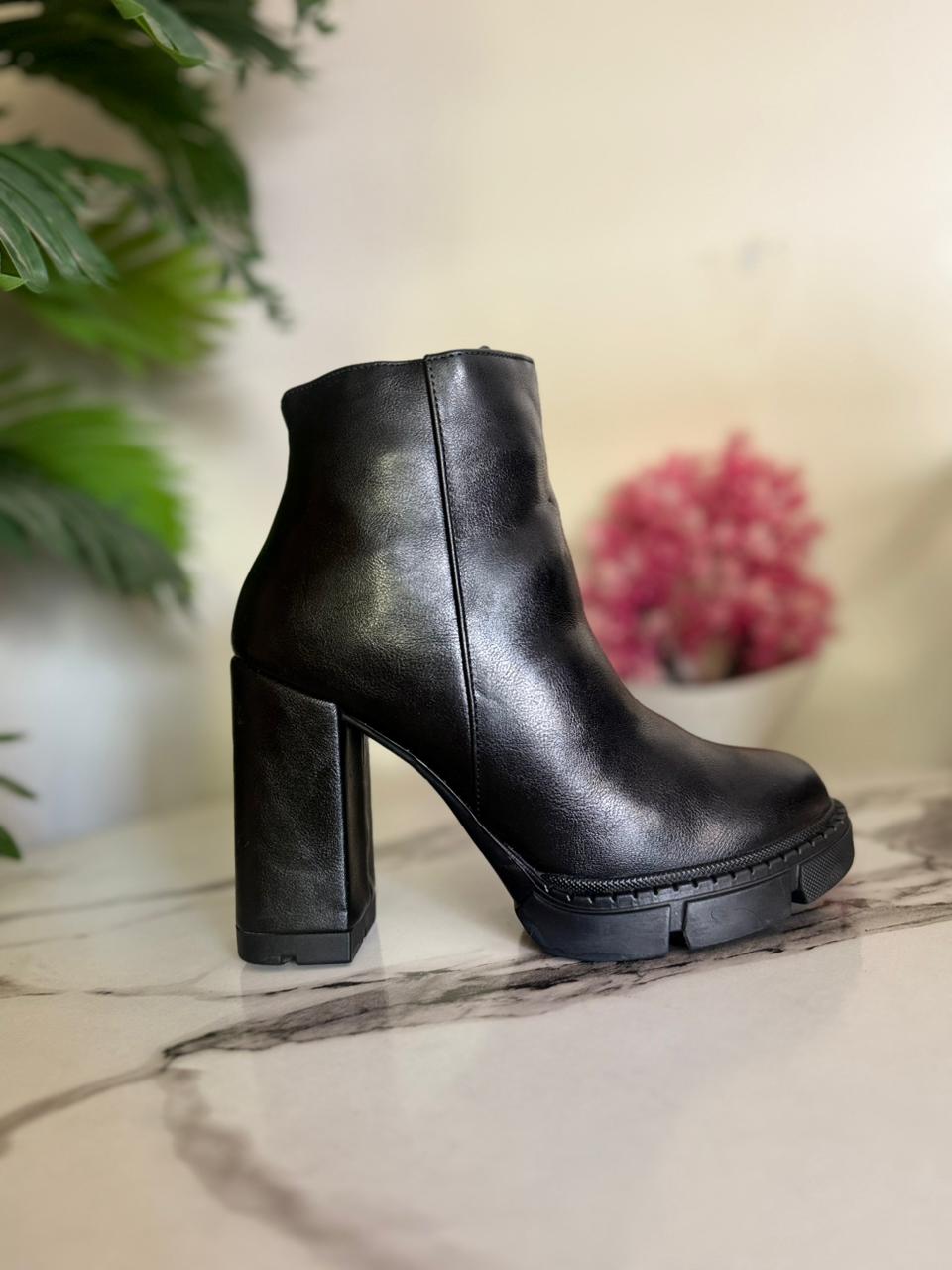 Black leather zipper ankle boot (unknown)