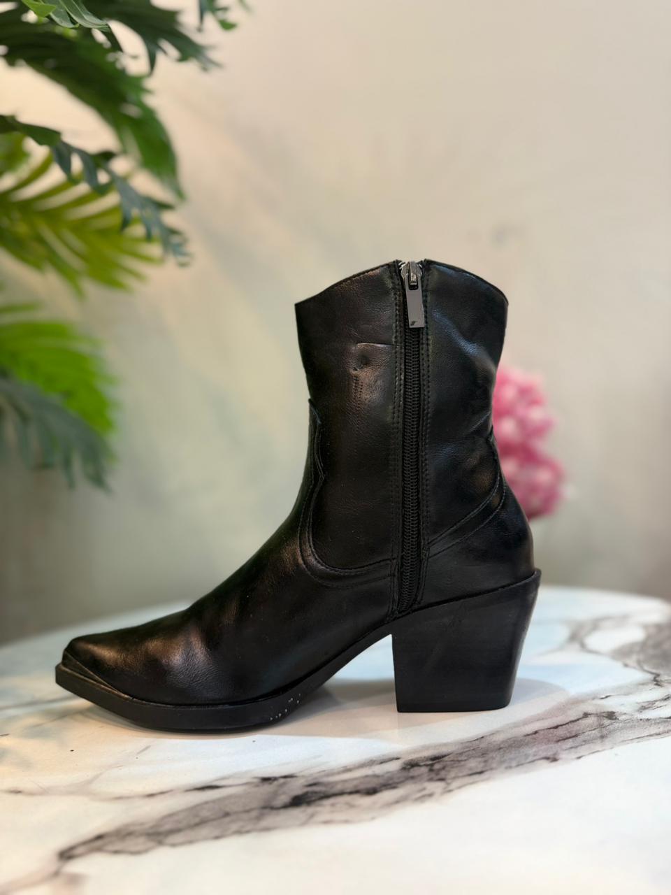 Black zipper leather ankle boot (Bershka)