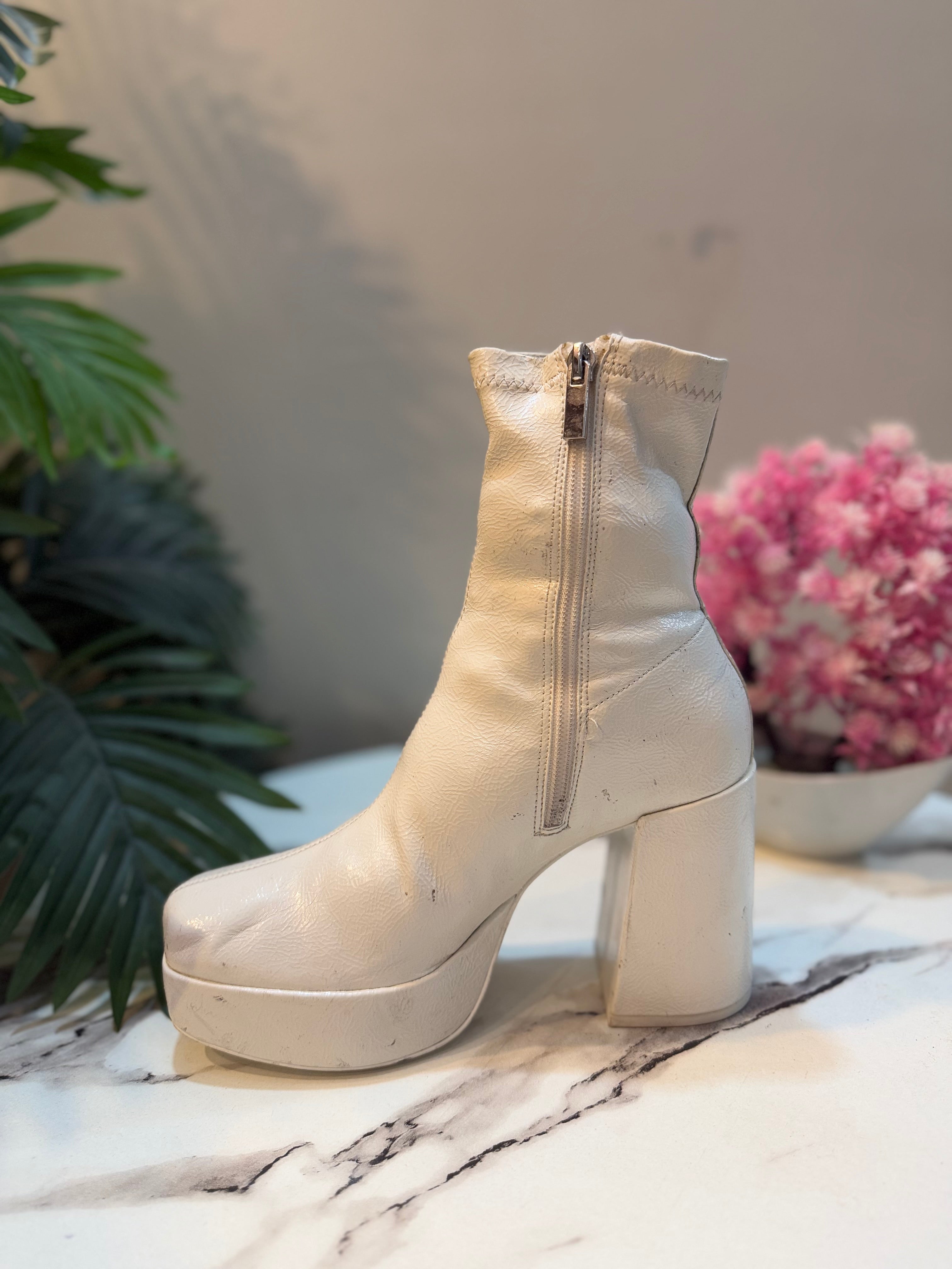 White leather zipper heeled ankle boot ( pull&bear)