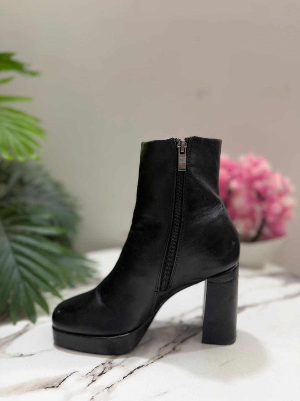 Black leather heeled zipper ankle boot (deezee)