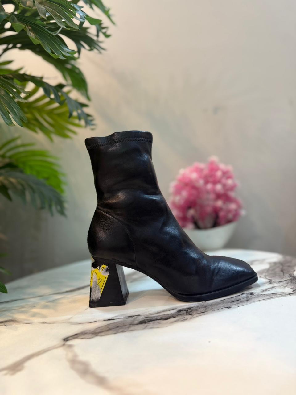 Black leather zipper ankle boot (Stradivarius)