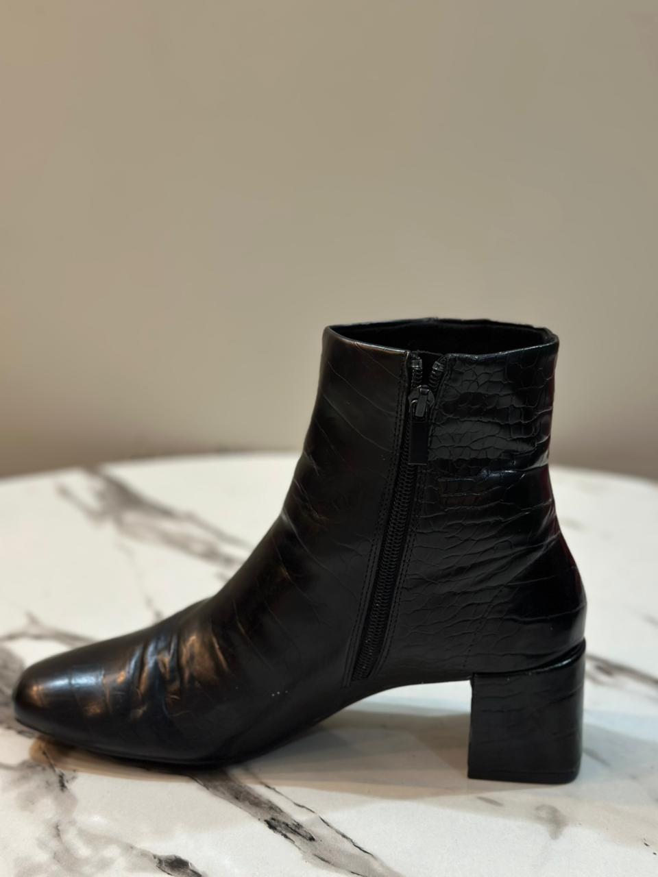 Black leather zipper ankle boot (pull and bear)