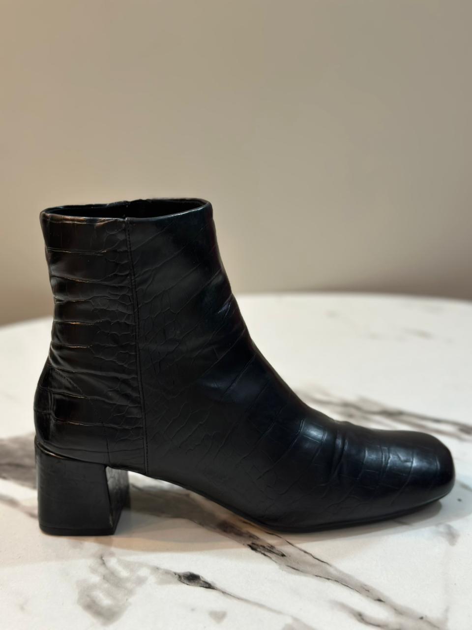 Black leather zipper ankle boot (pull and bear)