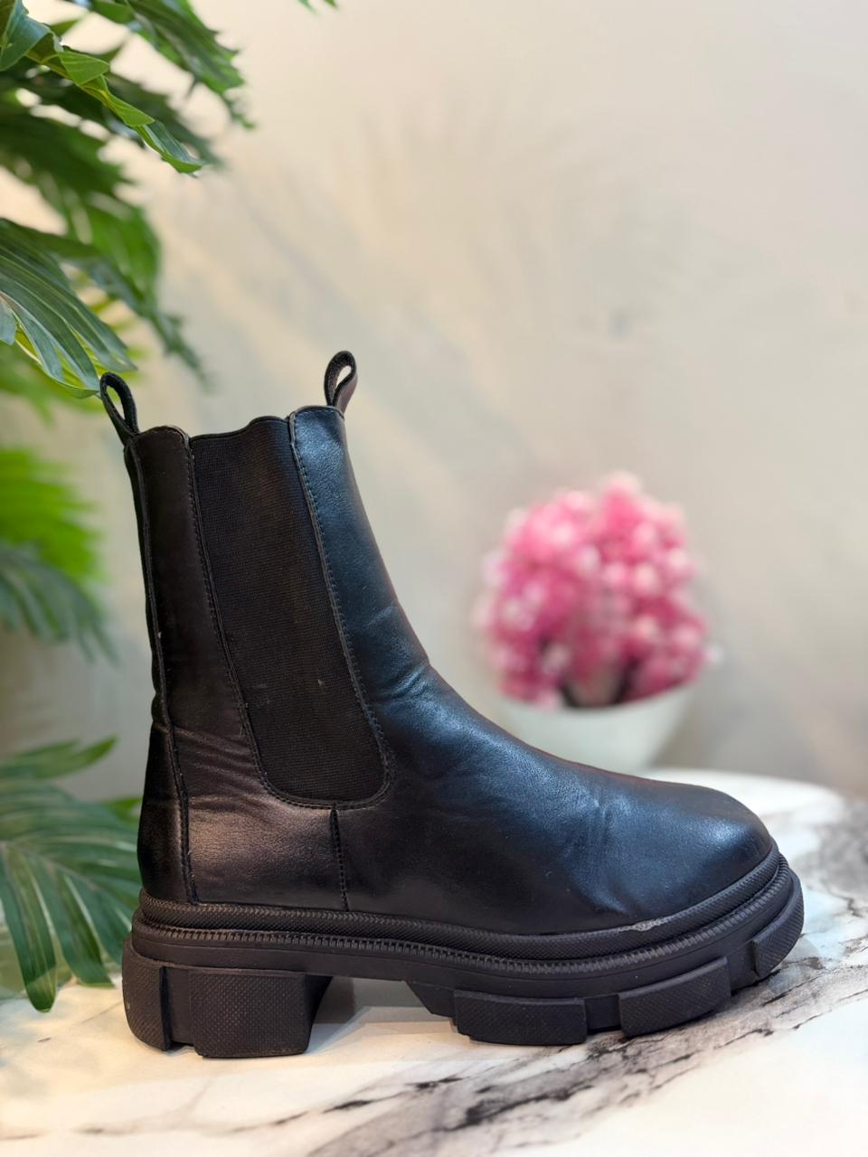 Black leather chelsea ankle boot  (Young spirit)