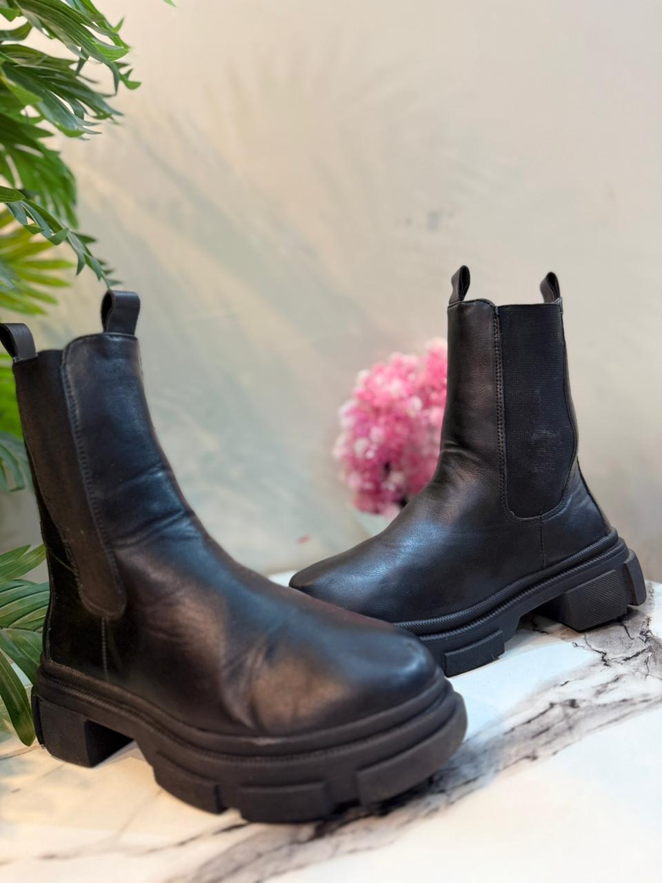 Black leather chelsea ankle boot  (Young spirit)