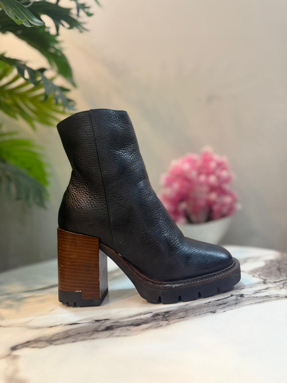 Black leather zipper ankle boot (Unknown)