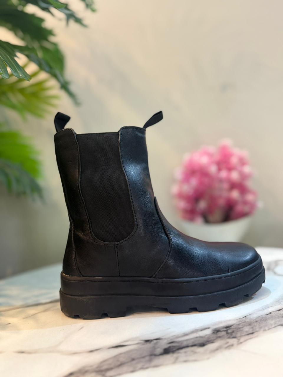 Black leather zipper ankle boot(H&M)