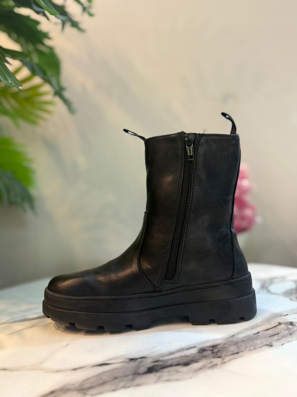 Black leather zipper ankle boot(H&M)