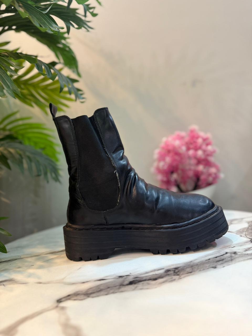 Black leather ankle boot (Pull & Bear)