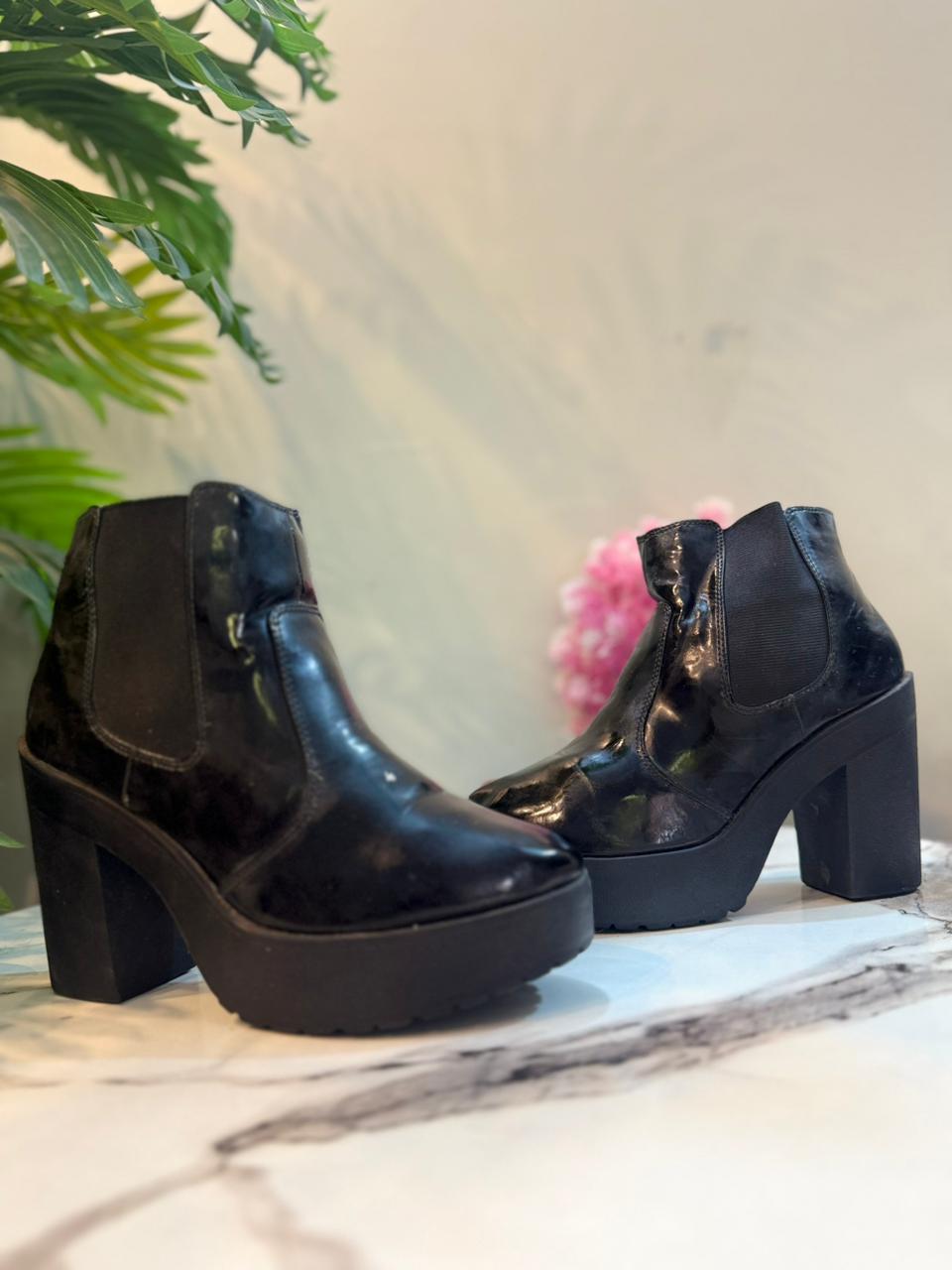 Black patent ankle boot (new look)