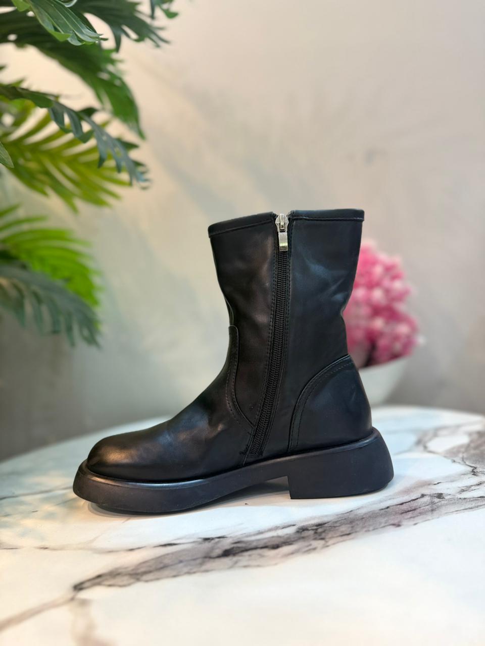 Black leather zipper ankle boot (Unknown)