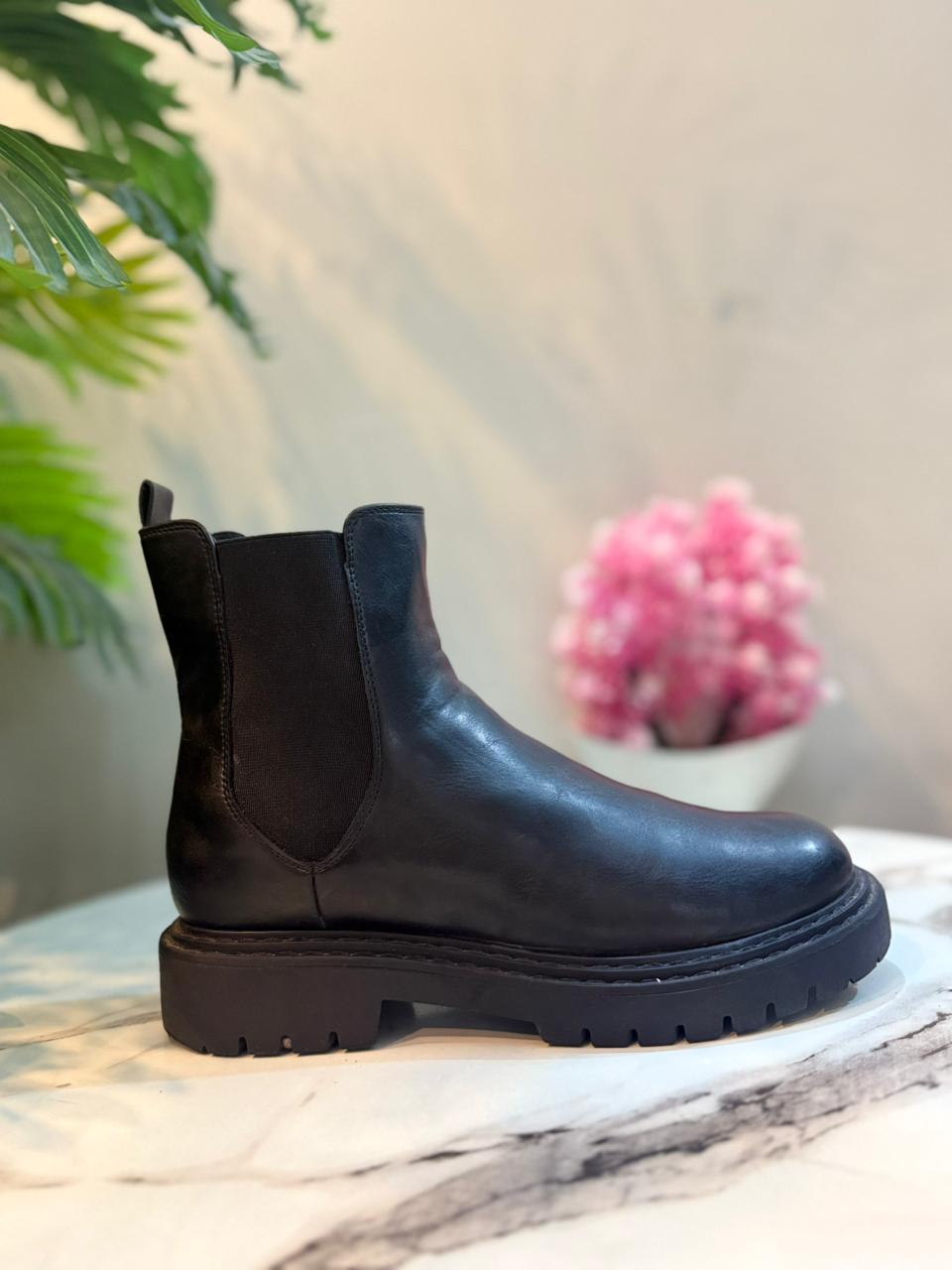 Black leather ankle boot (Onlyigo)