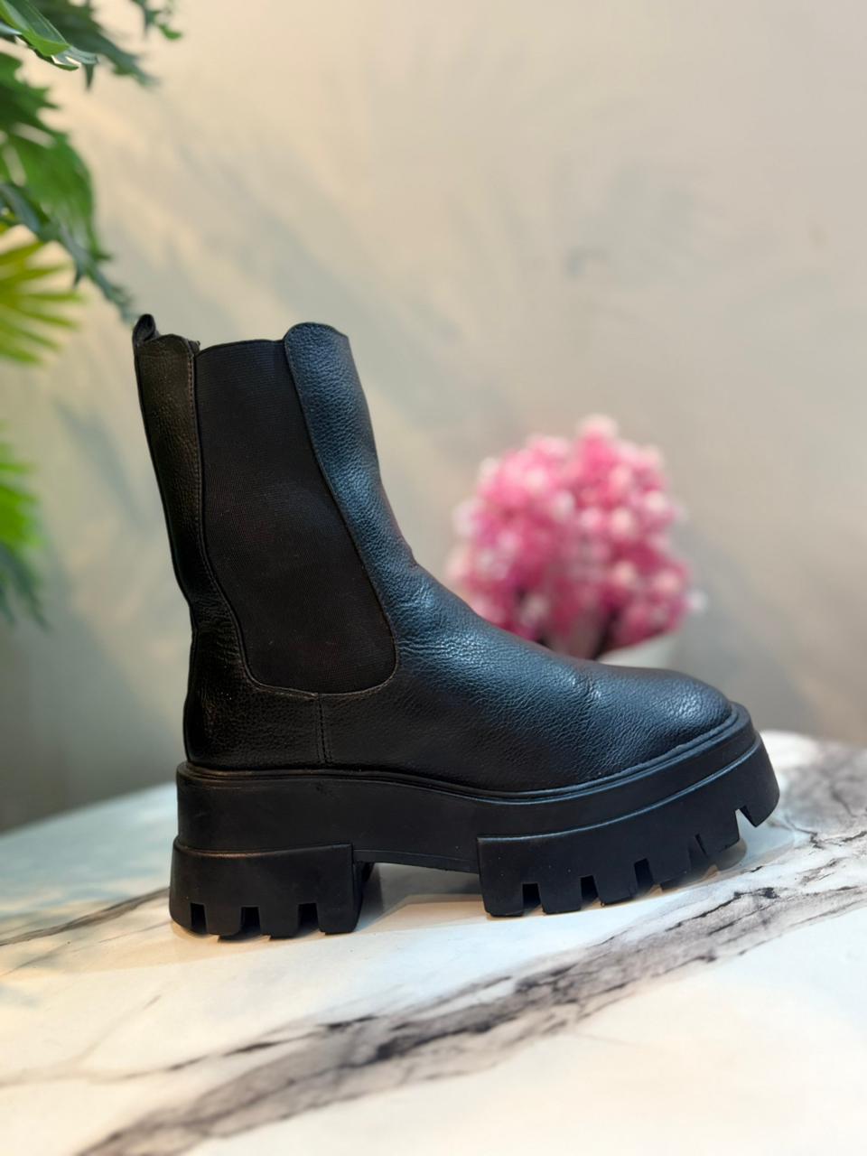 Black leather ankle boot (pull & bear)