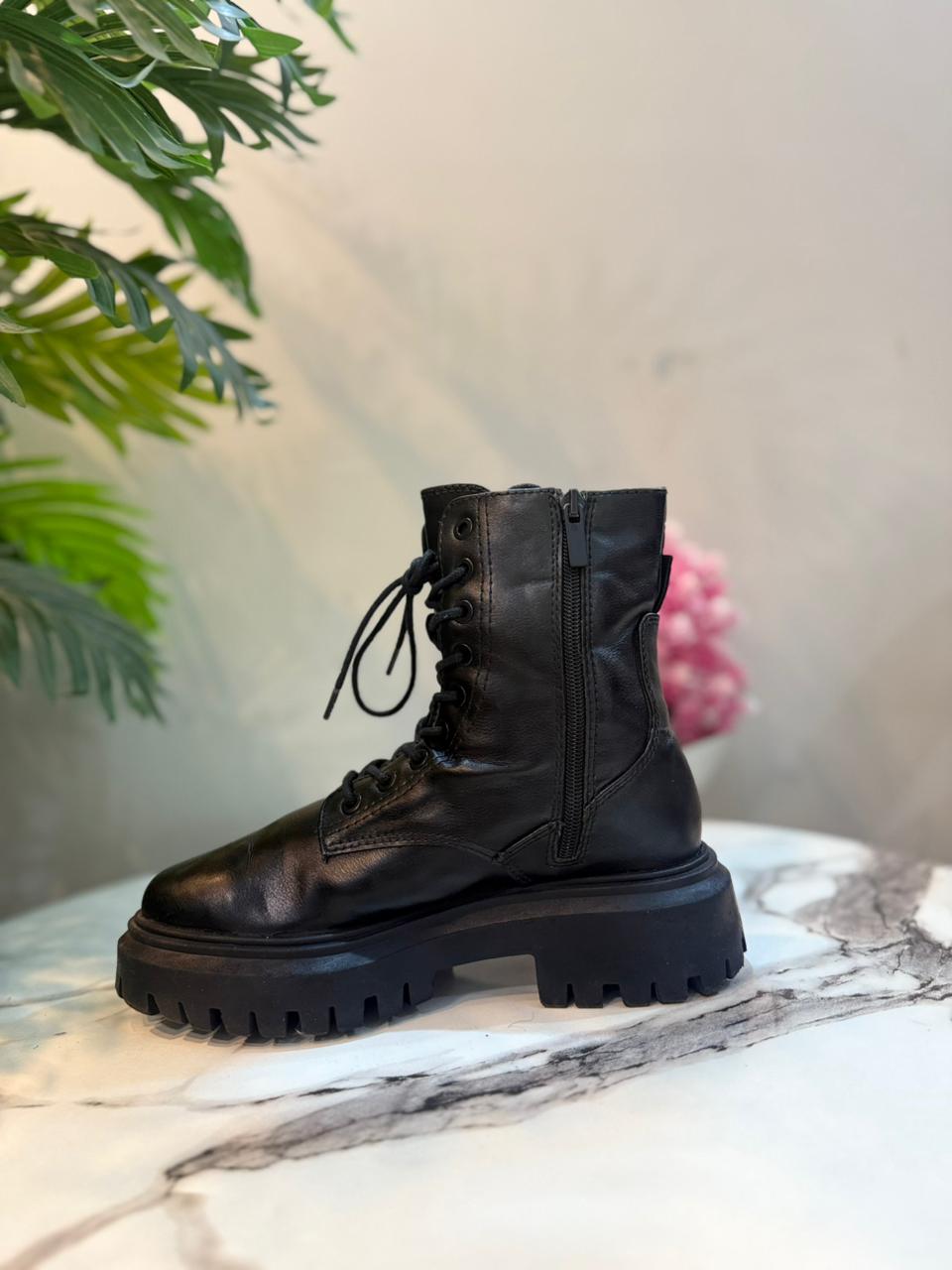 Black leather zipper ankle boot (stradivarius)