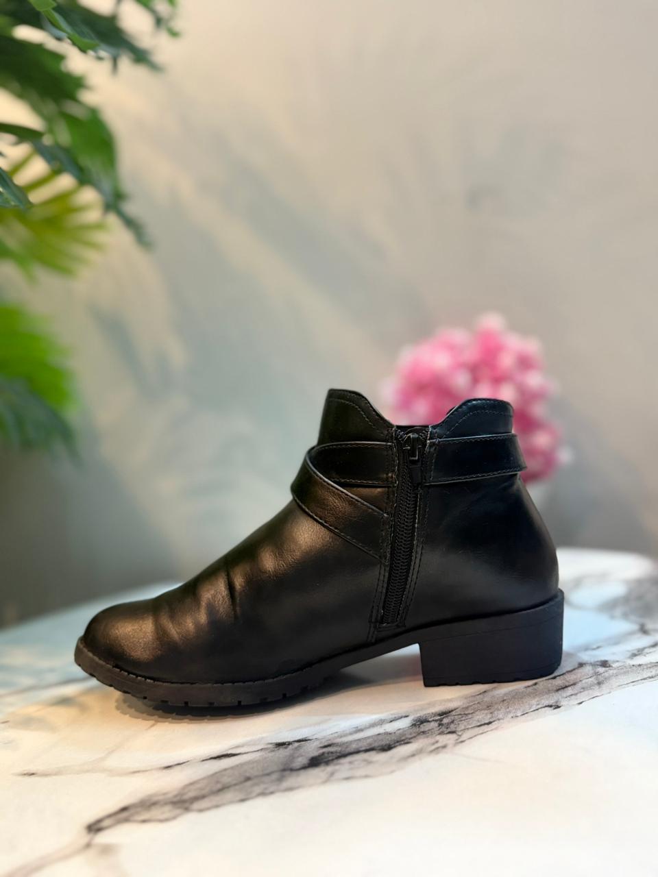 Black leather zipper ankle boot (time true)