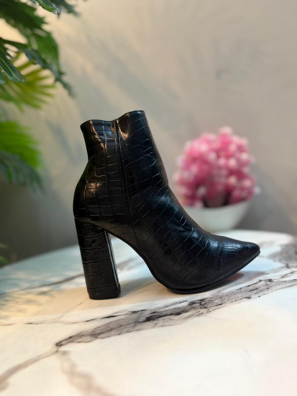 Black leather zipper ankle boot (Unknown)