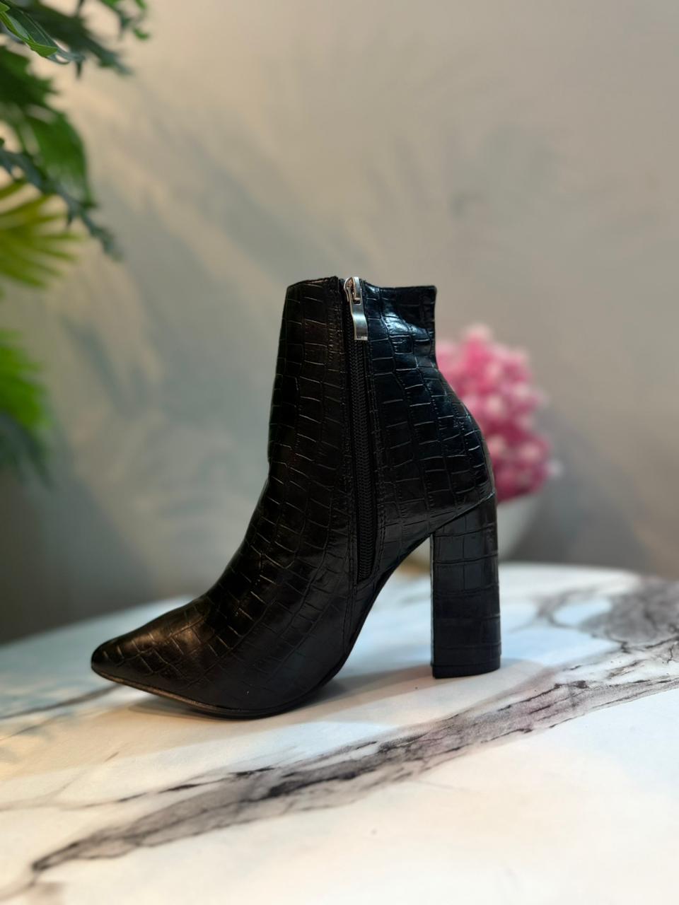 Black leather zipper ankle boot (Unknown)