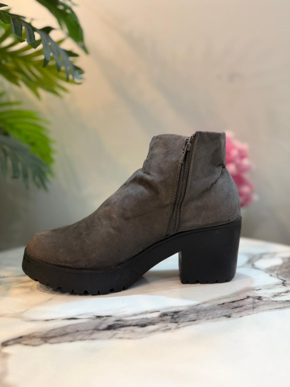 Grey suede zipper ankle boot (New Look)