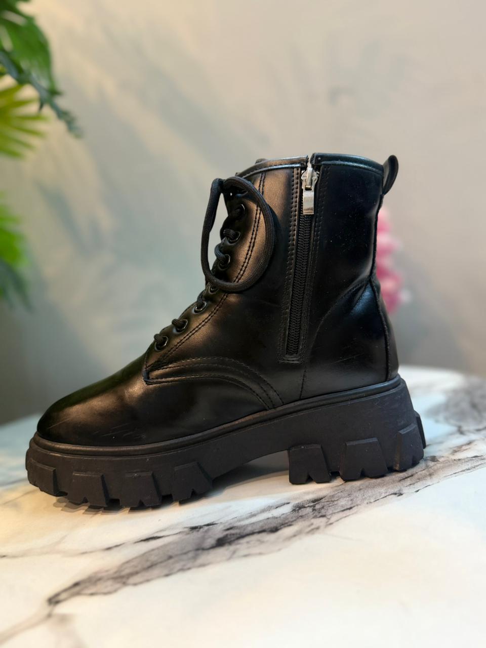 Black leather zipper ankle boot (Unknown)