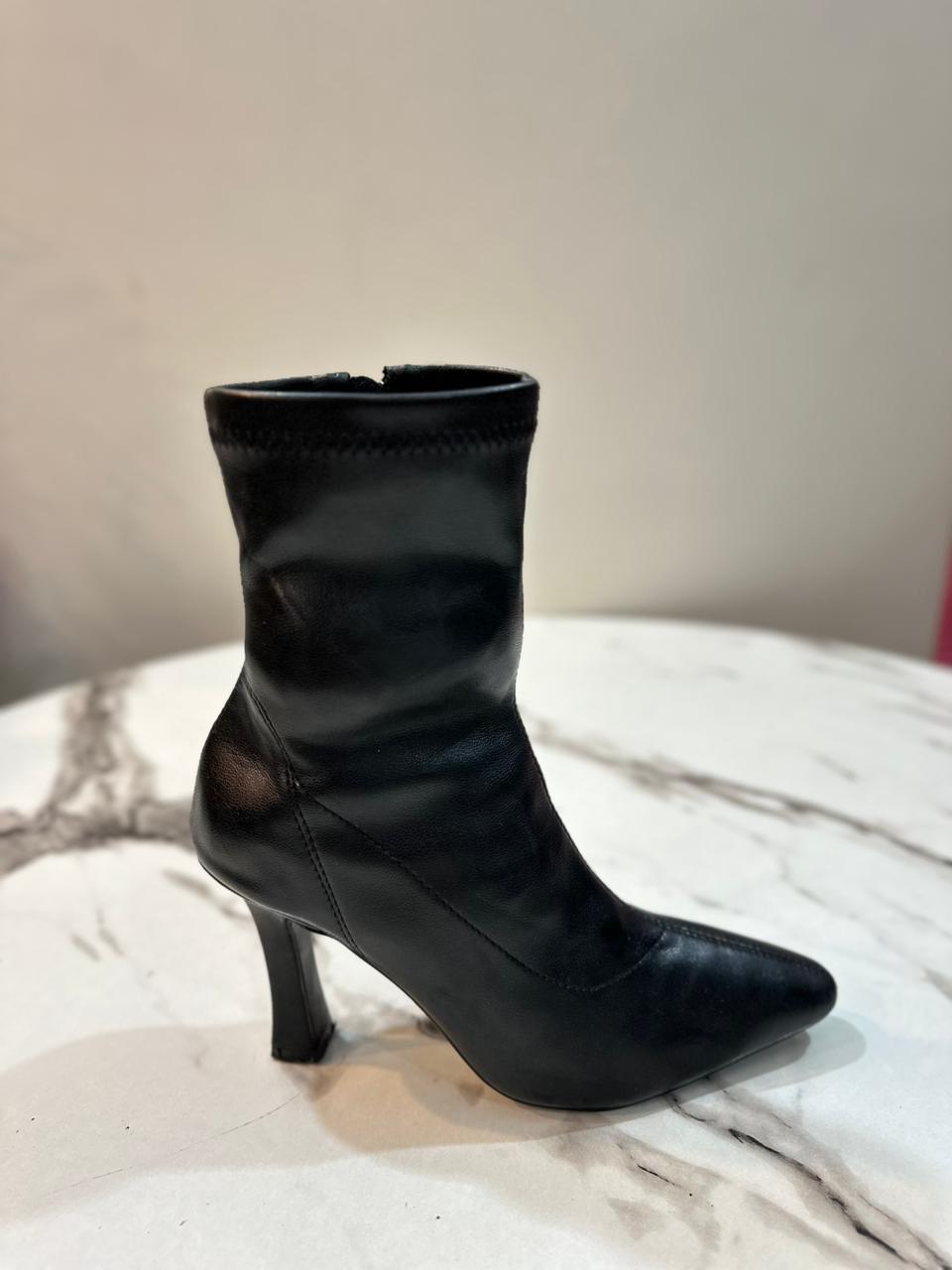 Black leather zipper heeled ankle boots (unknown)