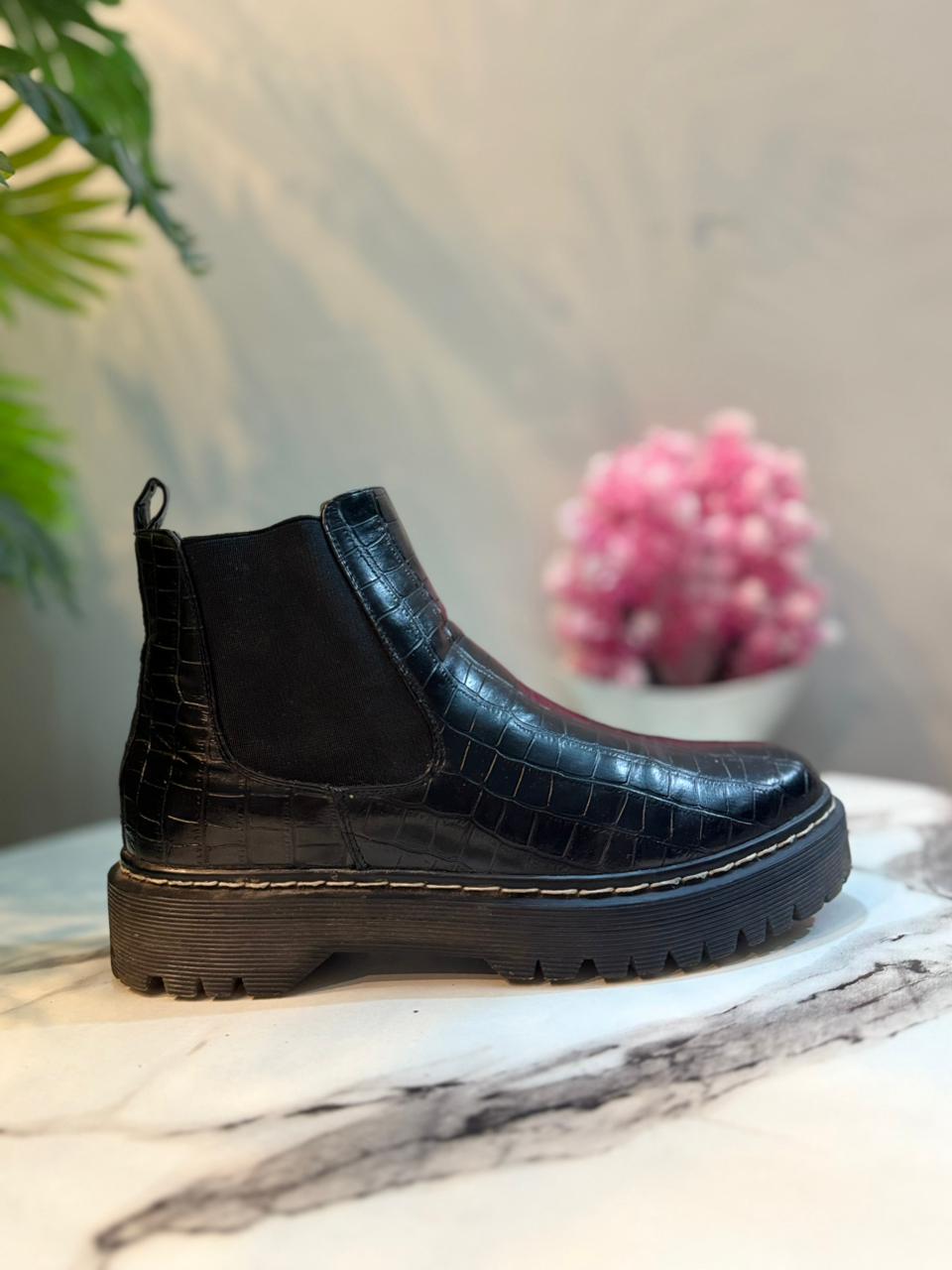 Black leather zipper ankle boot (Unknown)