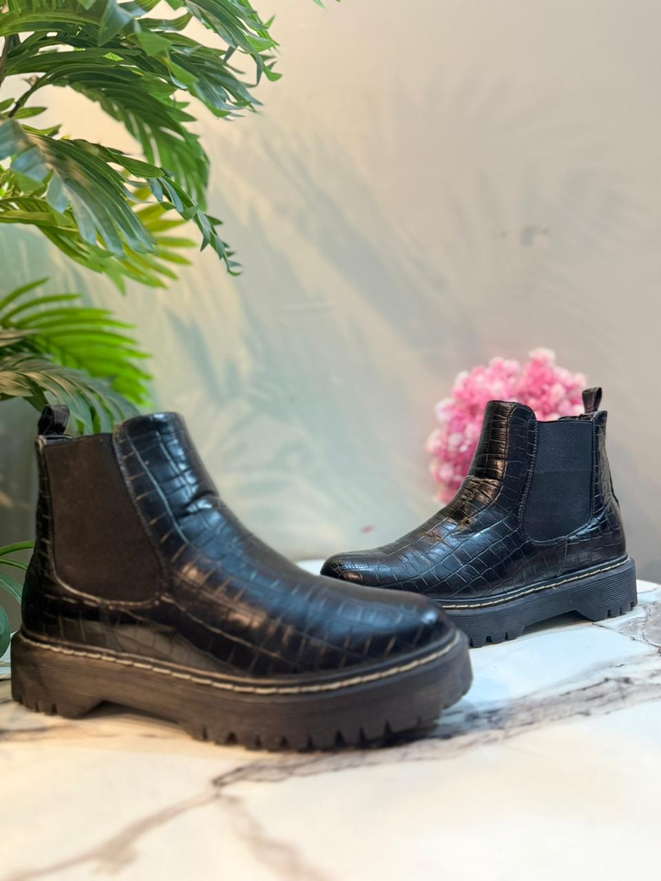 Black leather zipper ankle boot (Unknown)