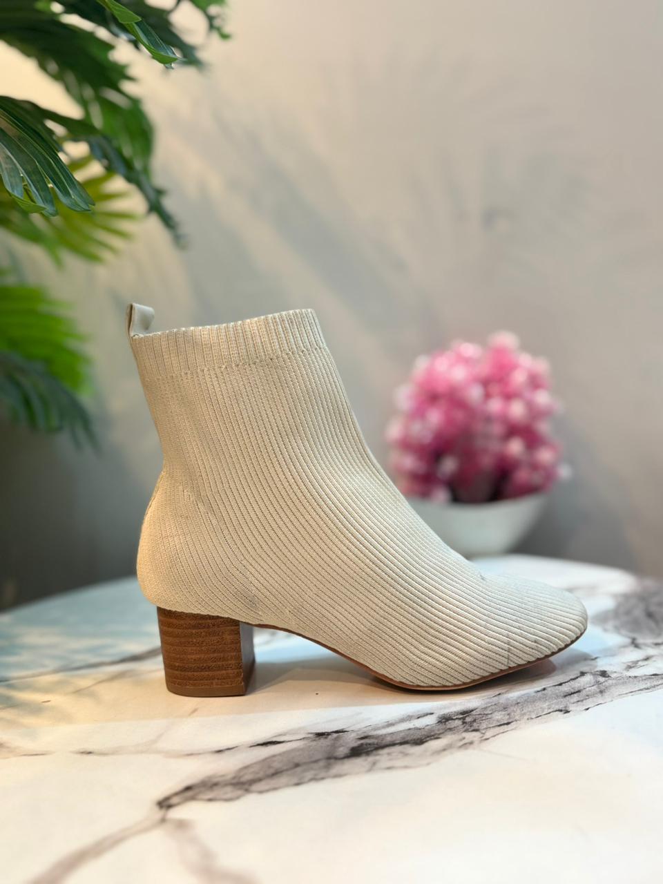 Creamy ankle boot (Unknown)