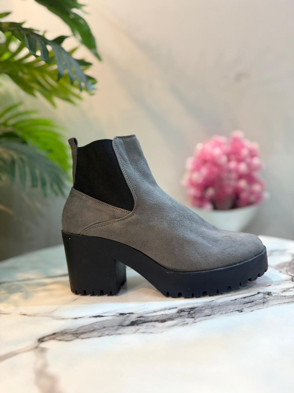 Gray suede ankle  boot (Newlook)