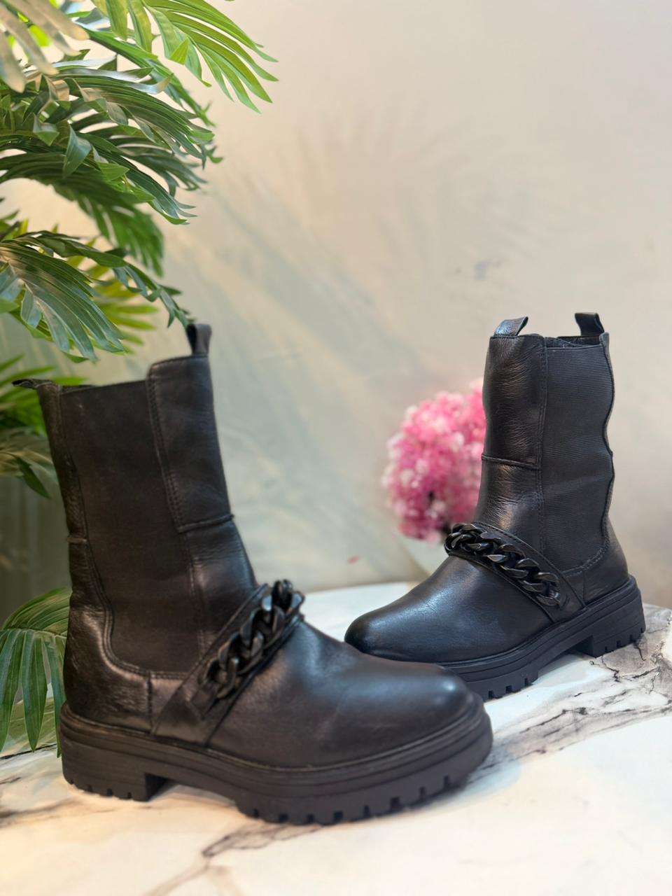 Black leather ankle boot (sacha)