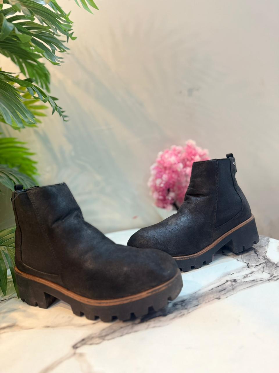 Black suede ankle boot (Mtng)