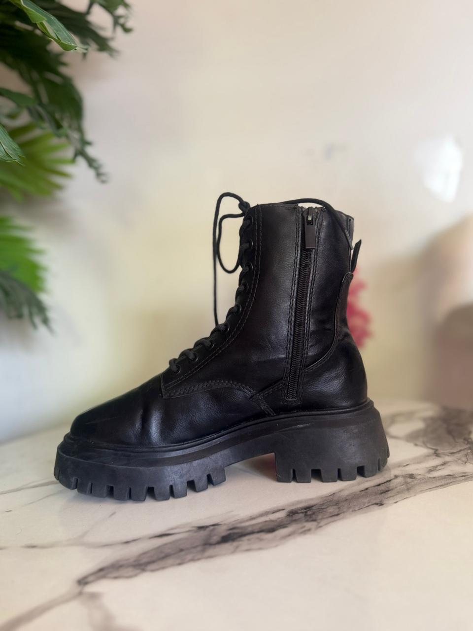 Black leather zipper ankle boot (Stradivarius)