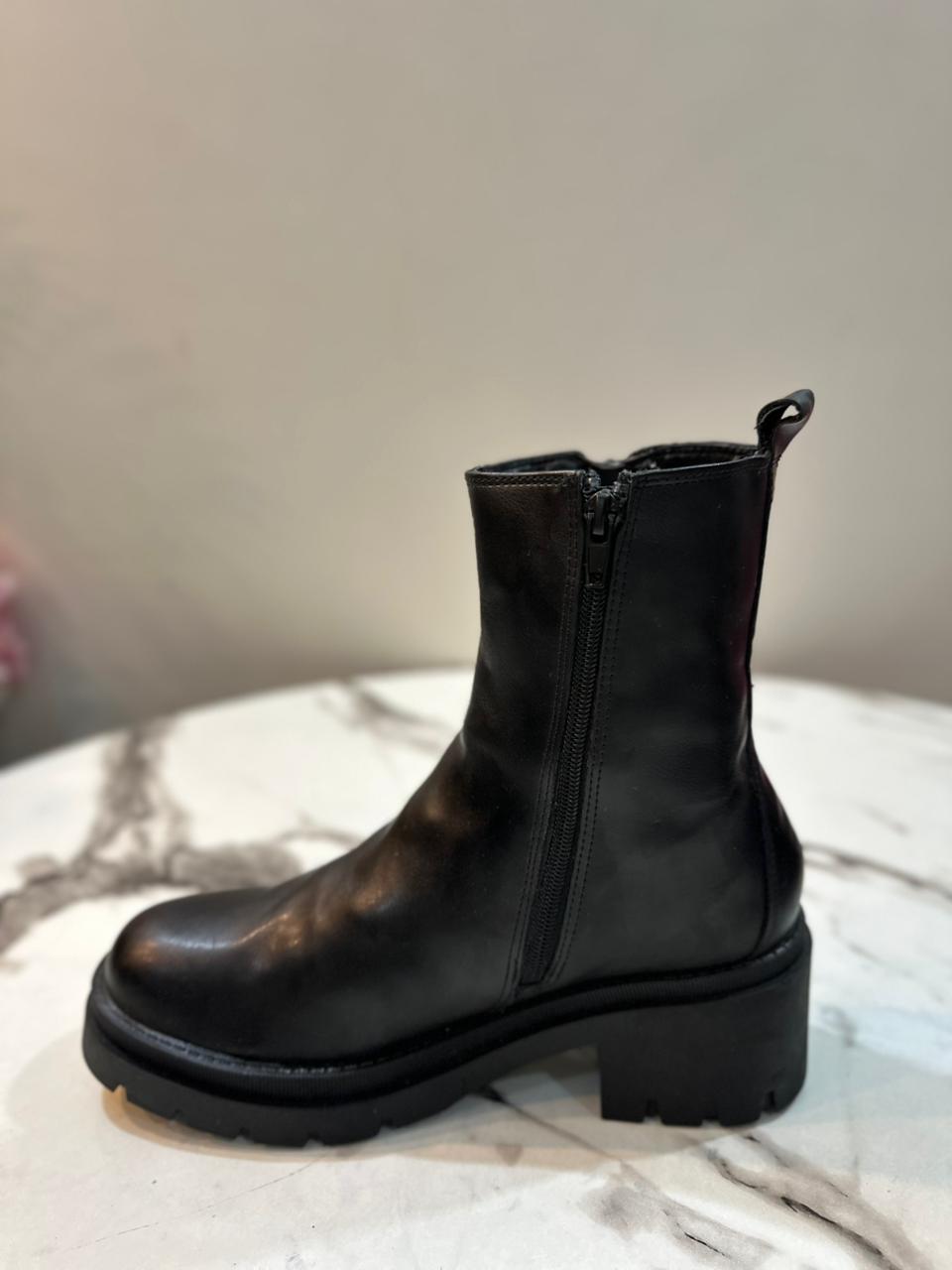 Black leather double zipper ankle boot (xoxo)