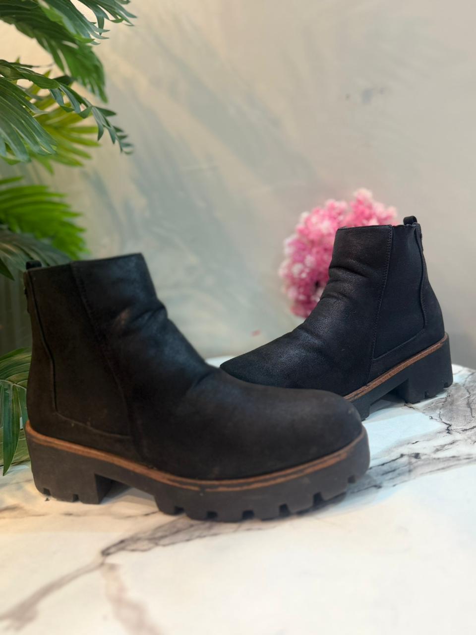 Black leather ankle boot (mtng)
