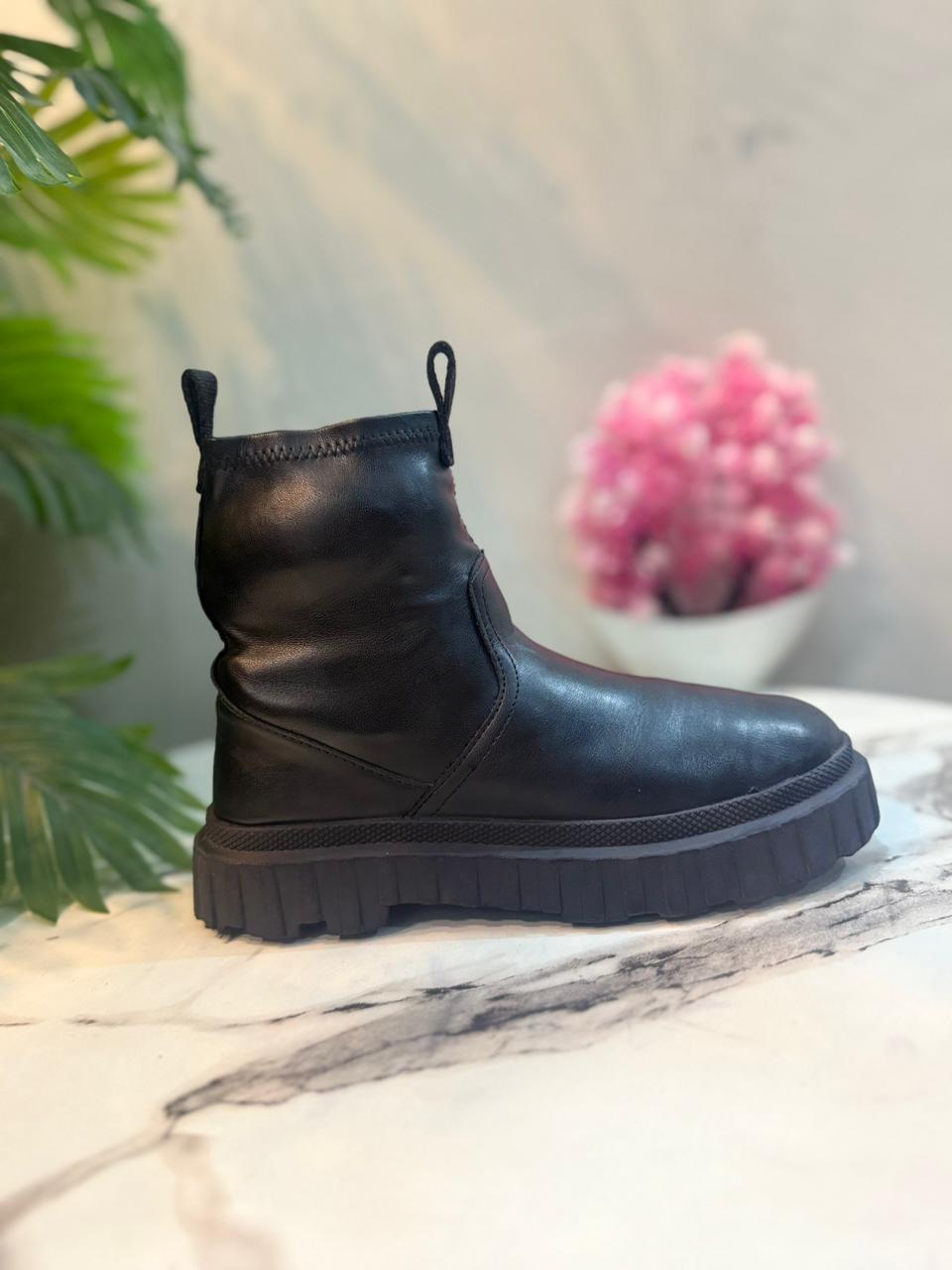 Black leather zipper ankle boot (zara)