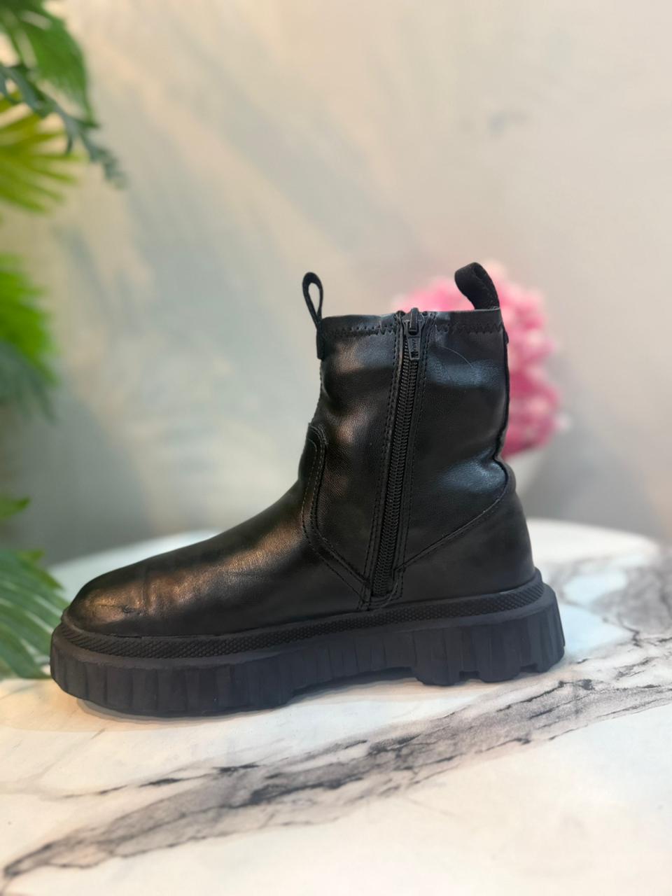 Black leather zipper ankle boot (zara)