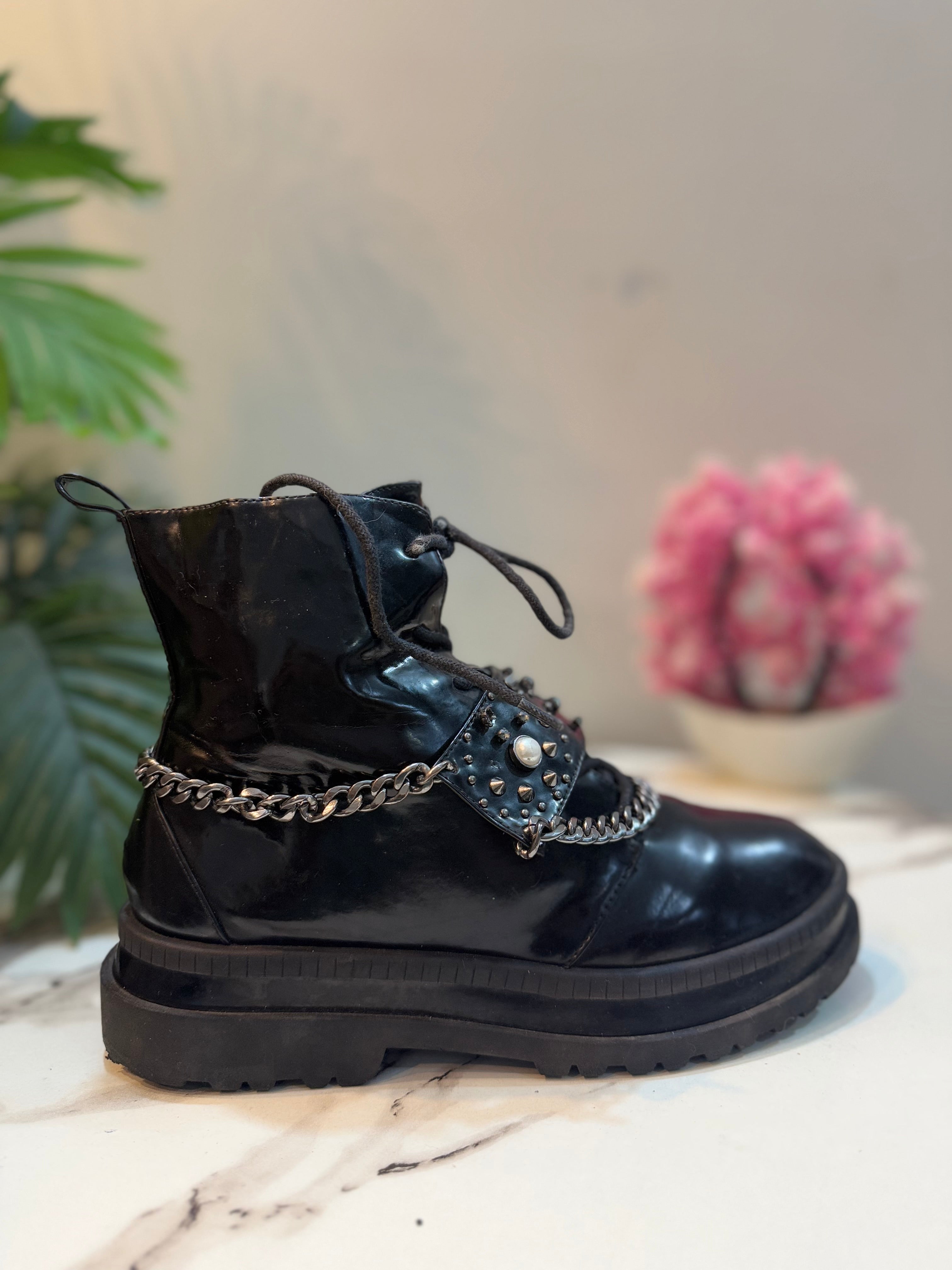 Black leather zipper ankle boot with chain (Gessica Simpson)