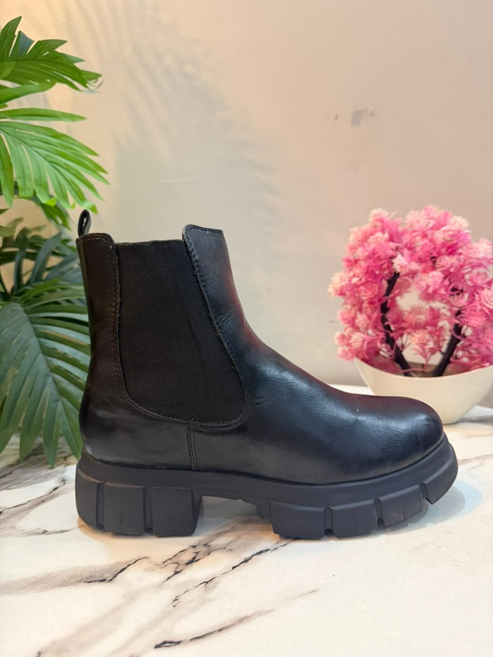 leather black ankle boot(european brand)
